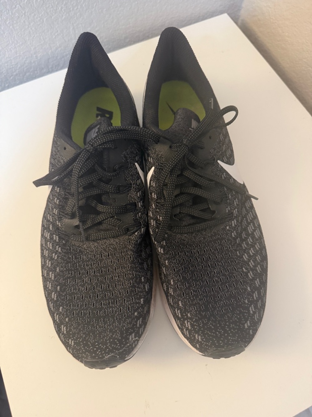 MENS Nike Black Running Sneakers with White Swoosh - Picture 2 of 6